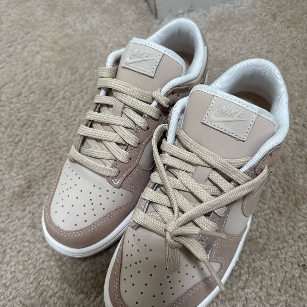 Size 6w Nike Dunk Low "Sand Drift"
Athletic Sneakers FD0873-126